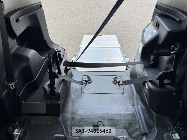 Toyota RACTIS 2015-05 8745423-18