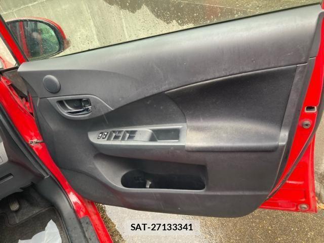 Toyota RACTIS 2011-08 8849960-16