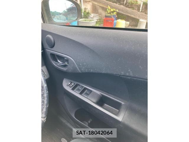 Toyota RACTIS 2014-03 8850447-15