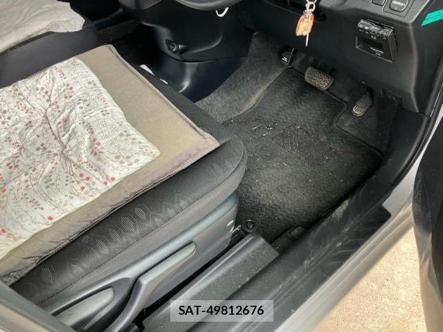 Toyota RACTIS 2013-11 8881758-17