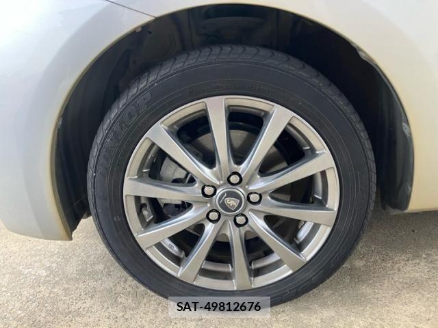Toyota RACTIS 2013-11 8881758-6