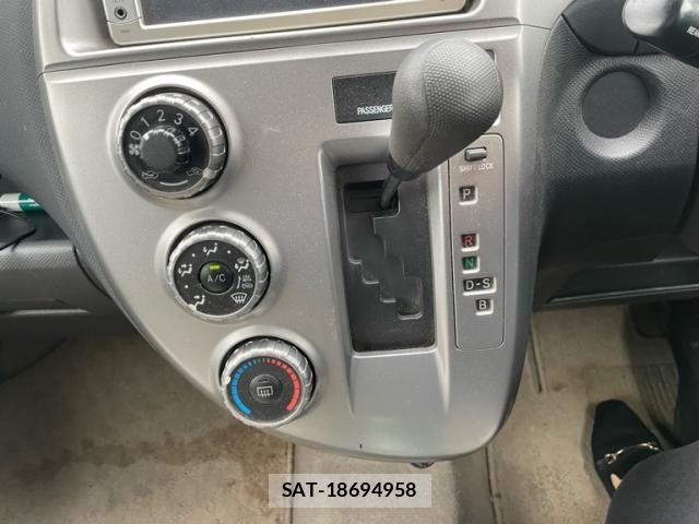 Toyota RACTIS 2007-09 8881759-18