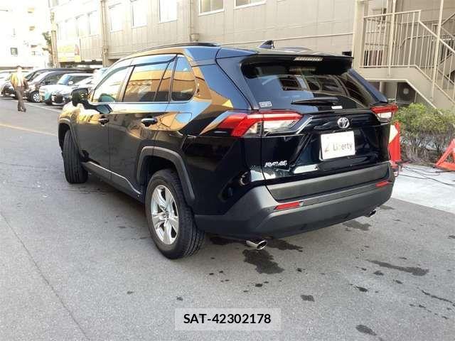 Toyota RAV4 2021-11 6911832-13