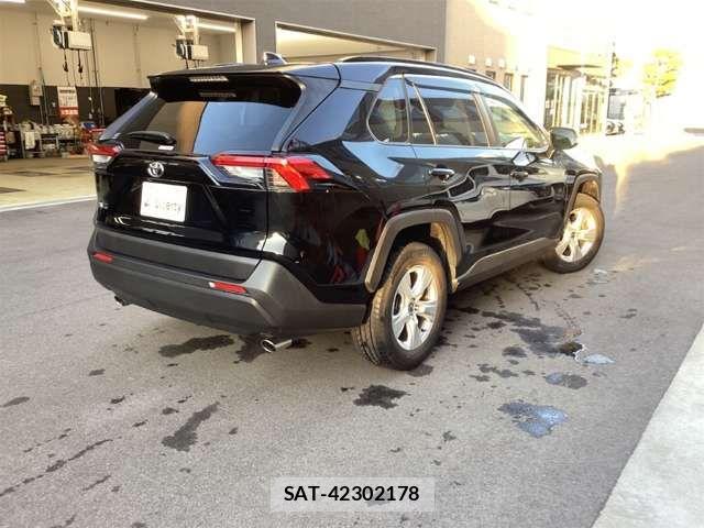 Toyota RAV4 2021-11 6911832-4