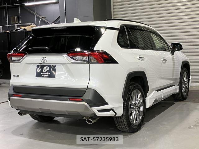 Toyota RAV4 2023-03 6677704-1