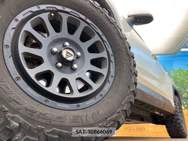 Toyota RAV4 2021-06 6816828-12