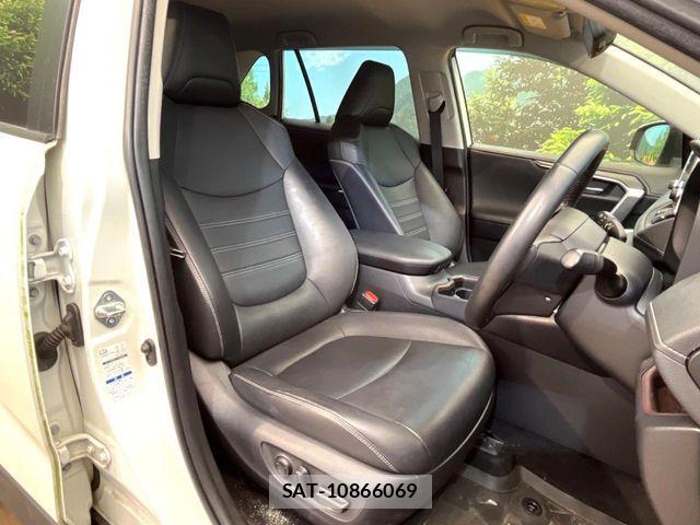 Toyota RAV4 2021-06 6816828-7