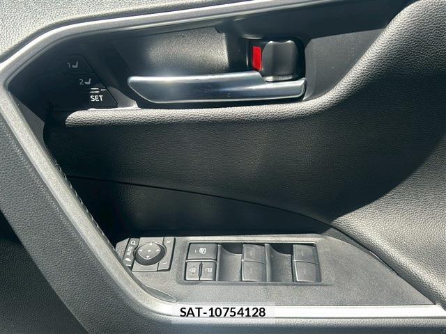 Toyota RAV4 2022-04 6816817-25