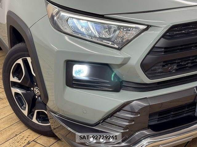 Toyota RAV4 2021-04 7359537-18