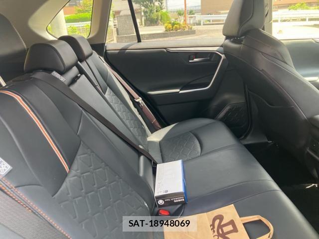 Toyota RAV4 2019-04 8037877-24
