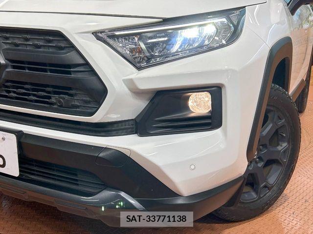 Toyota RAV4 2021-04 8075309-11