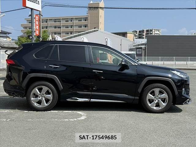 Toyota RAV4 2021-06 8146555-11