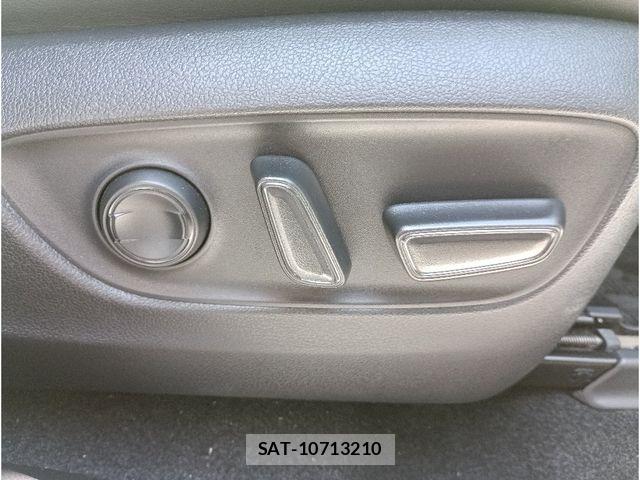 Toyota RAV4 2021-03 8209812-26