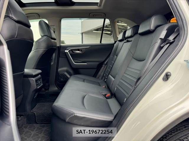 Toyota RAV4 2021-12 8438783-17