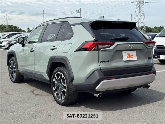 Toyota RAV4 2021-06 8666812-12
