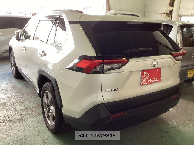 Toyota RAV4 2022-04 8831287-2