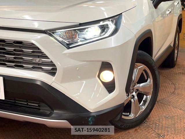 Toyota RAV4 2021-06 6816865-12