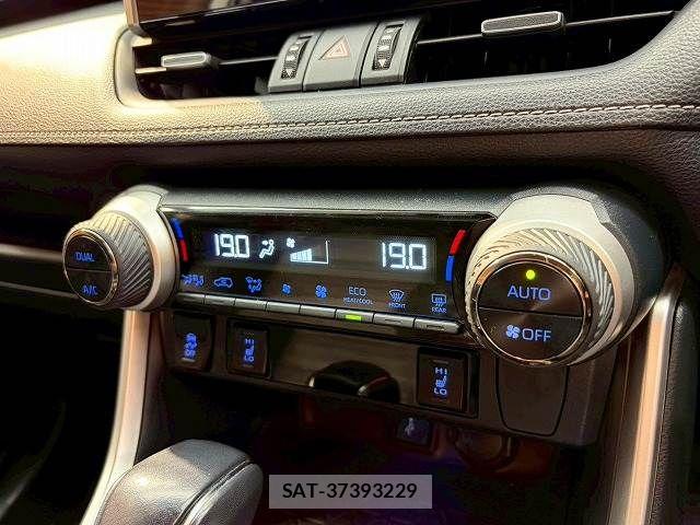 Toyota RAV4 2020-11 7217418-11