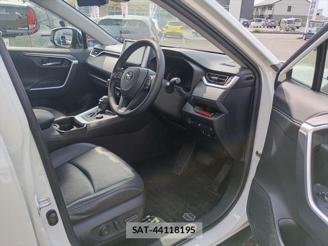 Toyota RAV4 2019-09 8355480-15