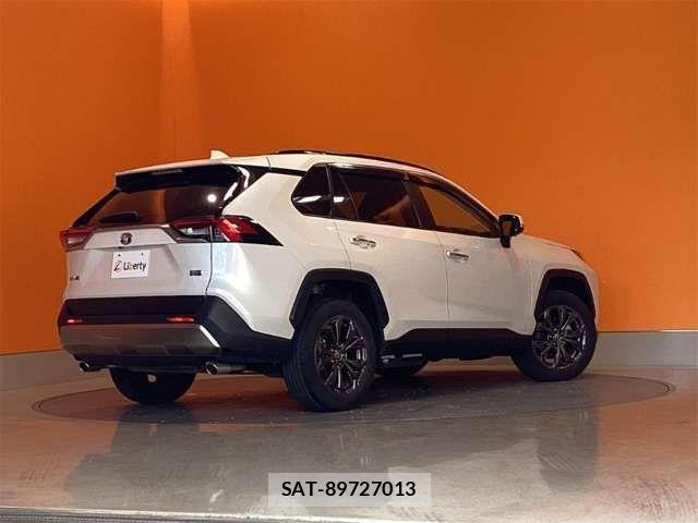 Toyota RAV4 2023-12 8368324-10