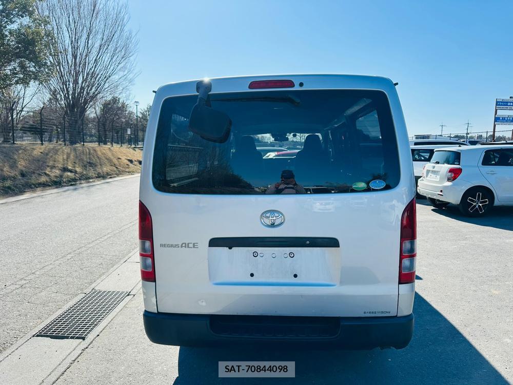 Toyota REGIUS VAN 2019-01 4211309-3