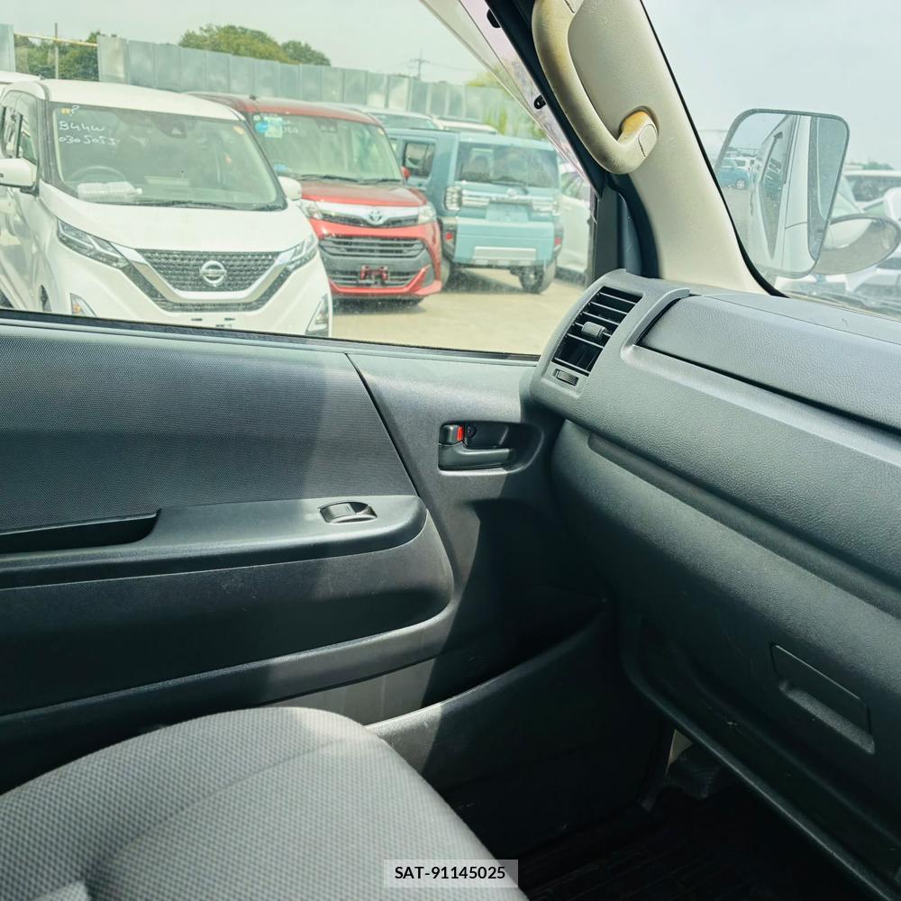 Toyota REGIUSACE VAN 2019-10 8468816-18