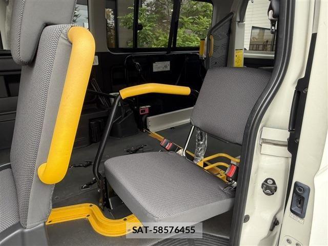 Toyota REGIUSACE VAN 2013-06 7788717-18