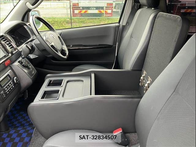 Toyota REGIUSACE VAN 2015-04 6247016-18