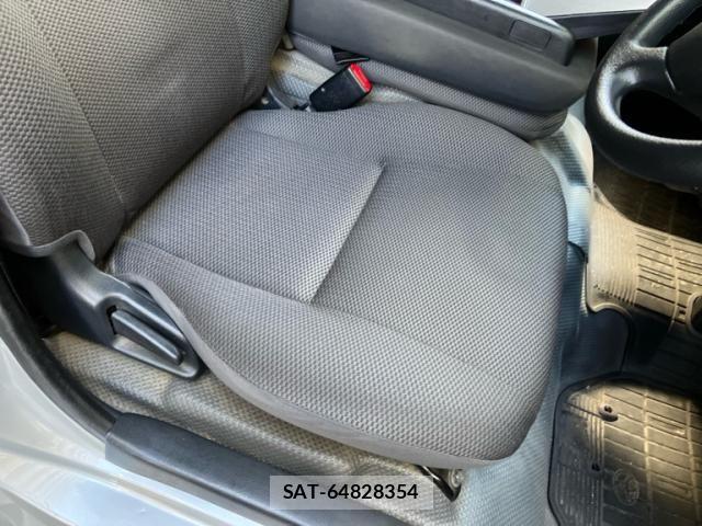 Toyota REGIUSACE VAN 2011-11 8831303-16