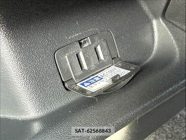 Toyota REGIUSACE VAN 2019-04 7619545-18
