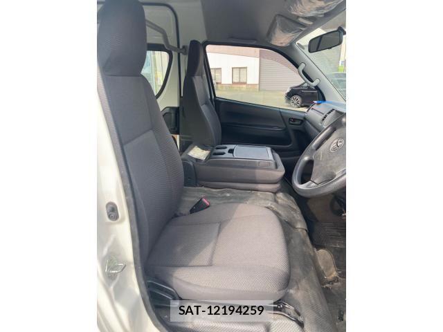Toyota REGIUSACE VAN 2011-08 8368337-9