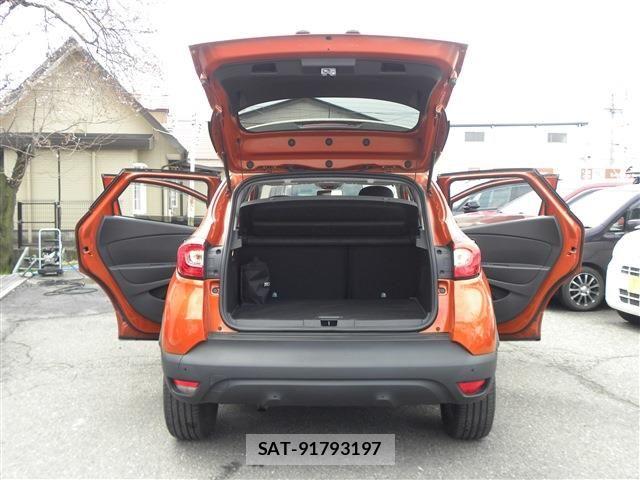 Renault CAPTUR 2015-04 6017079-15