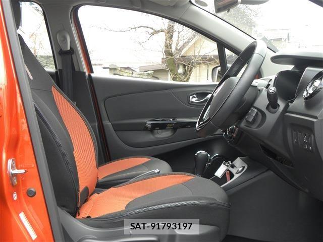 Renault CAPTUR 2015-04 6017079-7