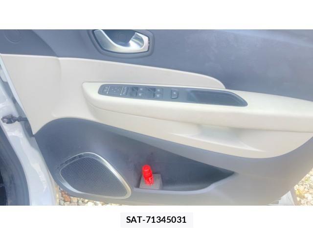 Renault CAPTUR 2018-04 7562743-9