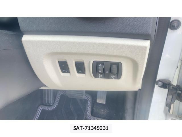 Renault CAPTUR 2018-04 7562743-10
