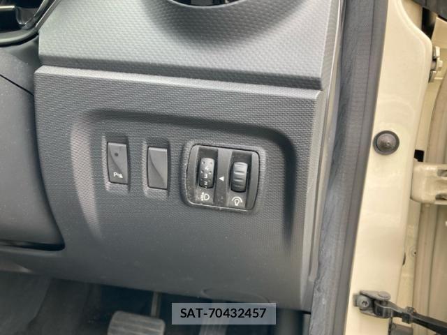Renault CAPTUR 2014-03 8037912-15
