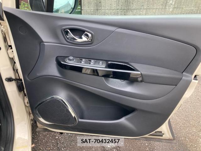 Renault CAPTUR 2014-03 8037912-17