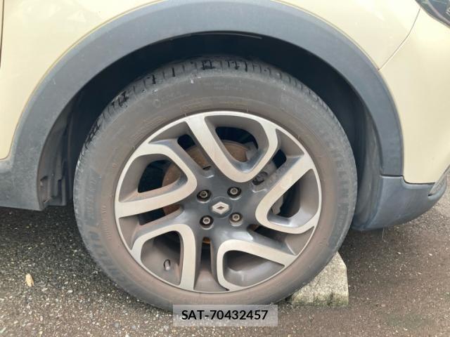 Renault CAPTUR 2014-03 8037912-4