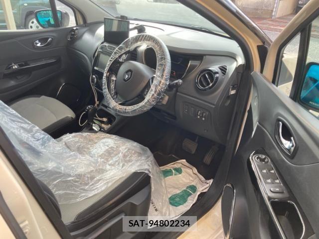 Renault CAPTUR 2014-08 8368340-9