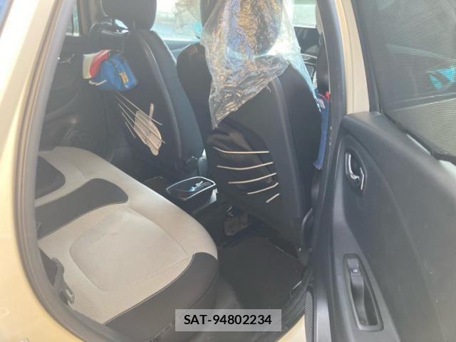 Renault CAPTUR 2014-08 8368340-10