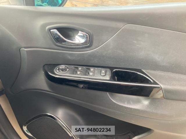 Renault CAPTUR 2014-08 8368340-11
