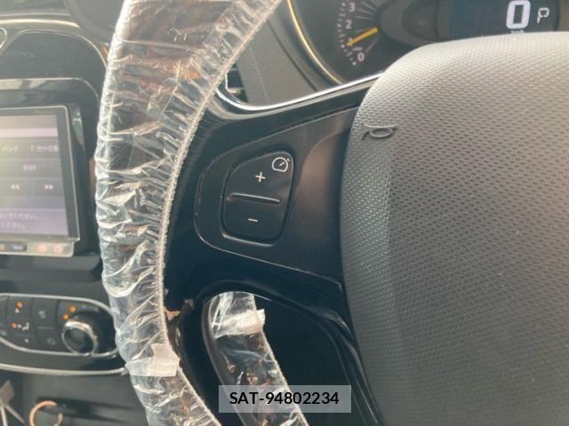 Renault CAPTUR 2014-08 8368340-15