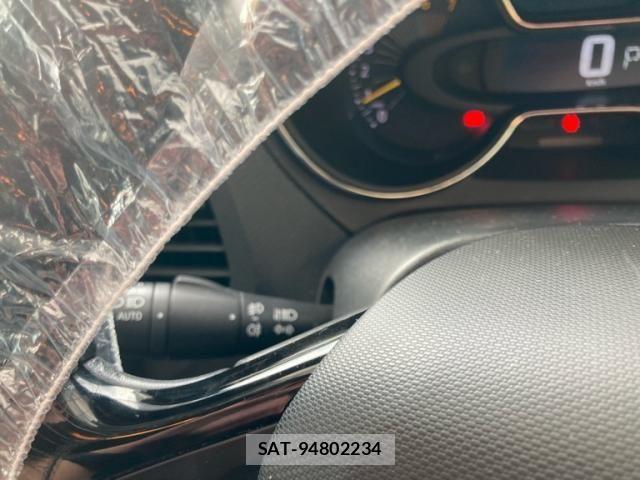 Renault CAPTUR 2014-08 8368340-17