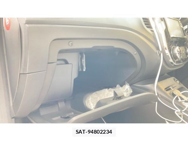 Renault CAPTUR 2014-08 8368340-28