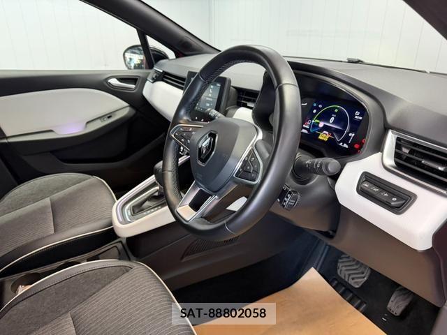 Renault LUTECIA 2023-08 5876951-1