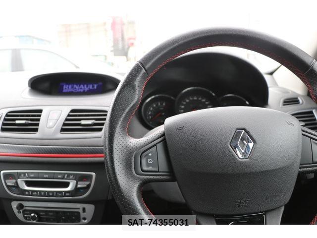 Renault MEGANE ESTATE 2015-03 6614447-3