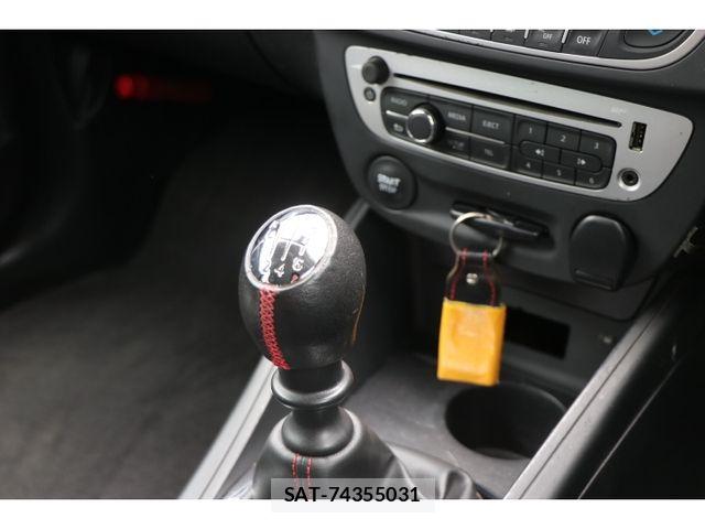 Renault MEGANE ESTATE 2015-03 6614447-4