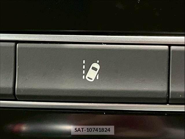 Renault MEGANE 2023-08 6546656-8