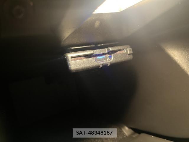 Renault MEGANE 2023-07 7619556-9