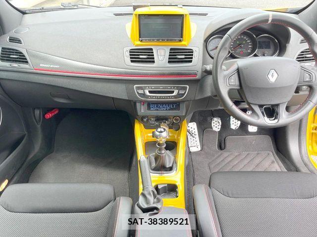 Renault MEGANE 2017-04 8132084-1